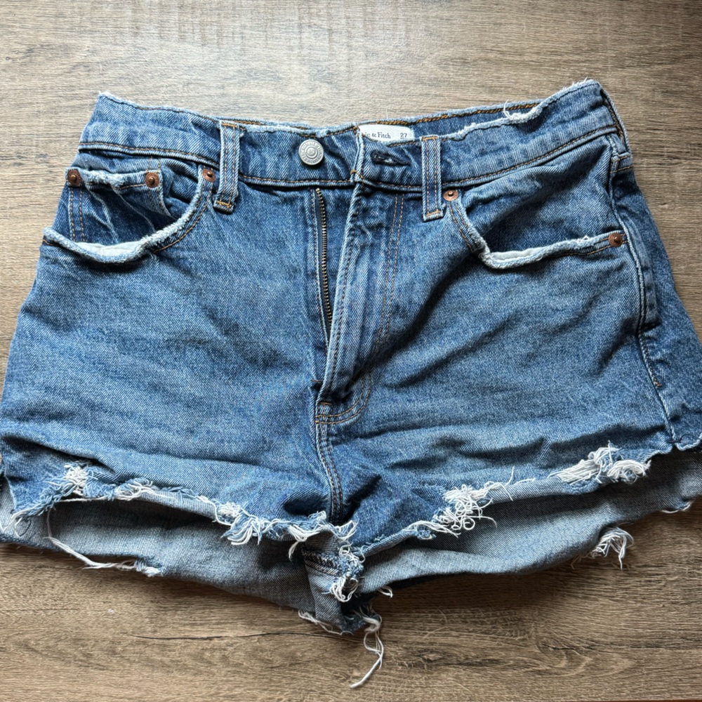 Abercrombie Curve Love High Rise Mom short Size: 4/27